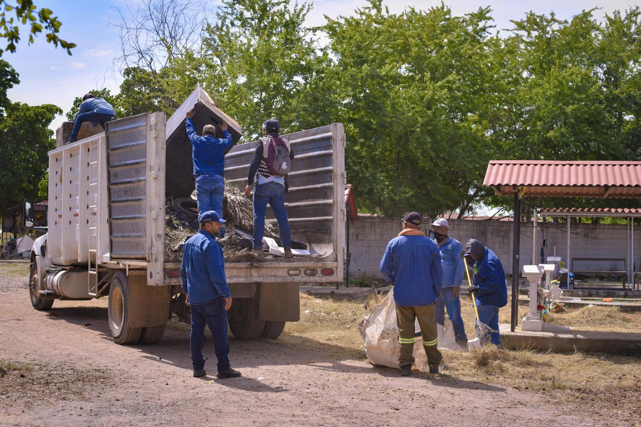 $!Despliegan operativo de limpieza y mantenimiento a panteones de Ahome para el Día de Muertos