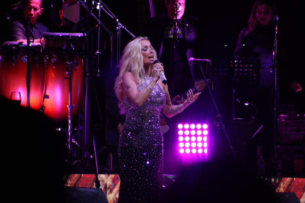 $!La cantante deleitó a sus fans con sus mejores éxitos.