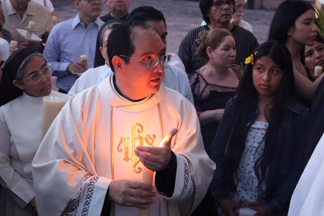 $!Celebran Vigilia Pascual en Catedral de Culiacán bajo el simbolismo de la luz
