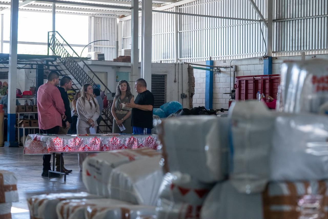 $!Alcaldesa de Culiacán otorga distintivo Nafin a empresa dedicada a la fabricación de bolsas impresas