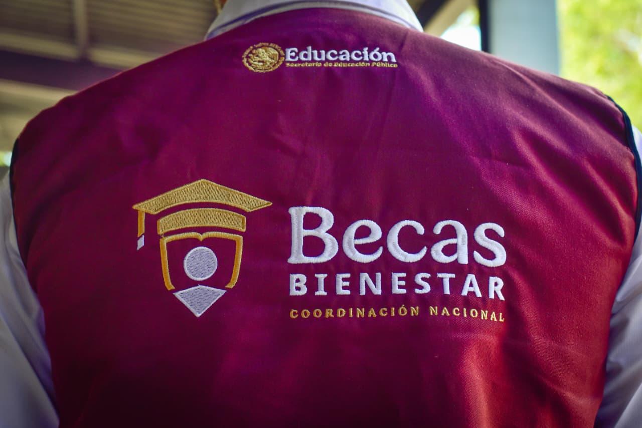 $!Avanza dispersión de la Beca Rita Cetina; entregan tarjetas a alumnos de la secundaria IMA en Los Mochis