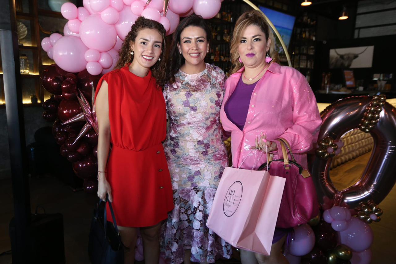 $!Renata Olivares y Mónica Gaxiola le entregan un lindo presente.