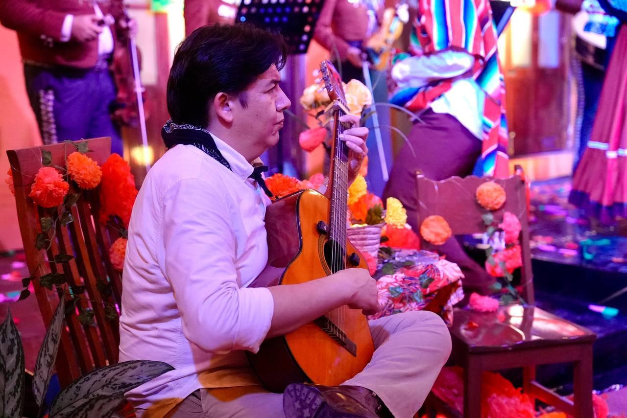 $!El guitarrista y docente Luis Ornelas participa en la parte musical de la obra.