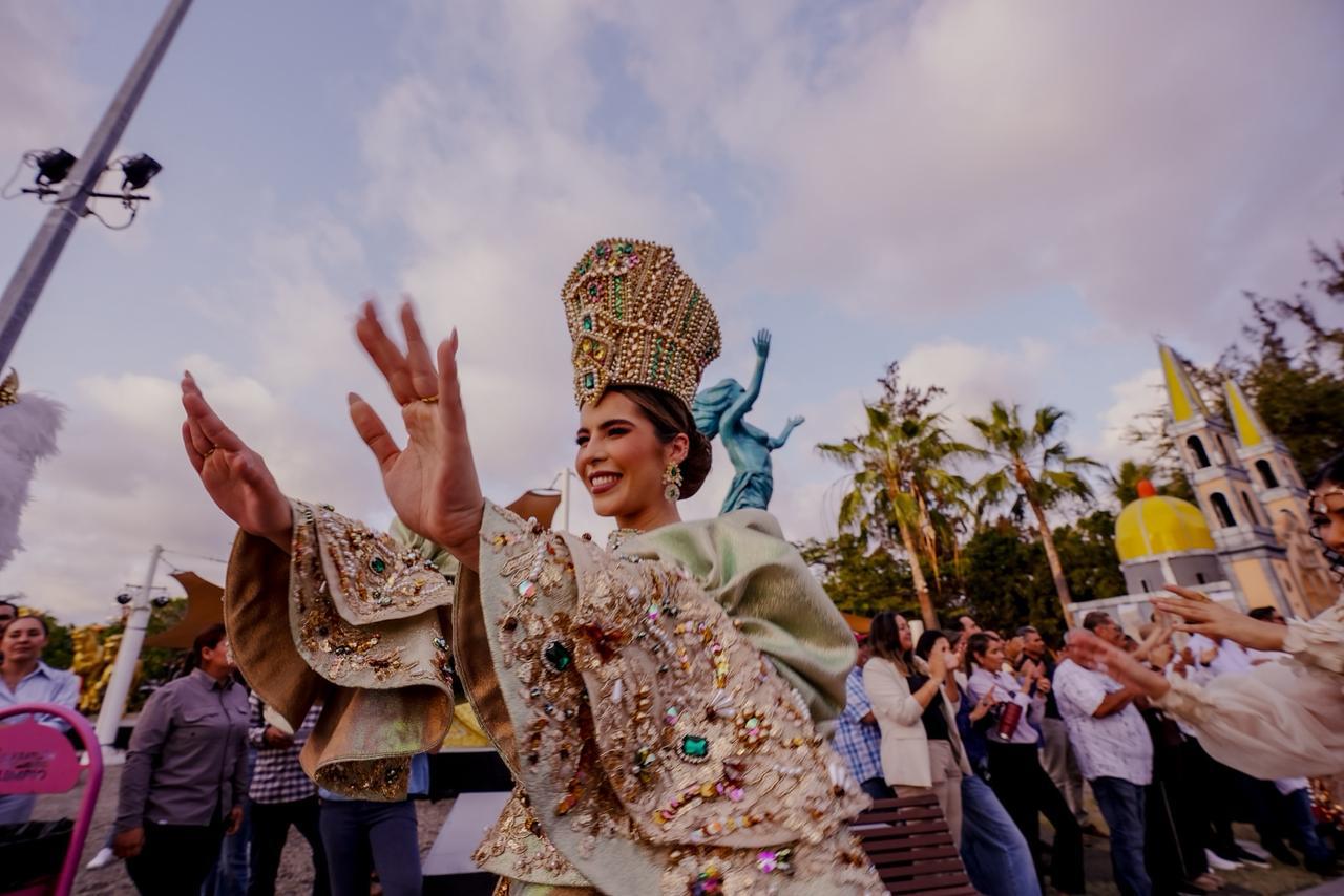 $!El desfile fue encabezado por el cortejo real del Carnaval Internacional Mazatlán 2026.