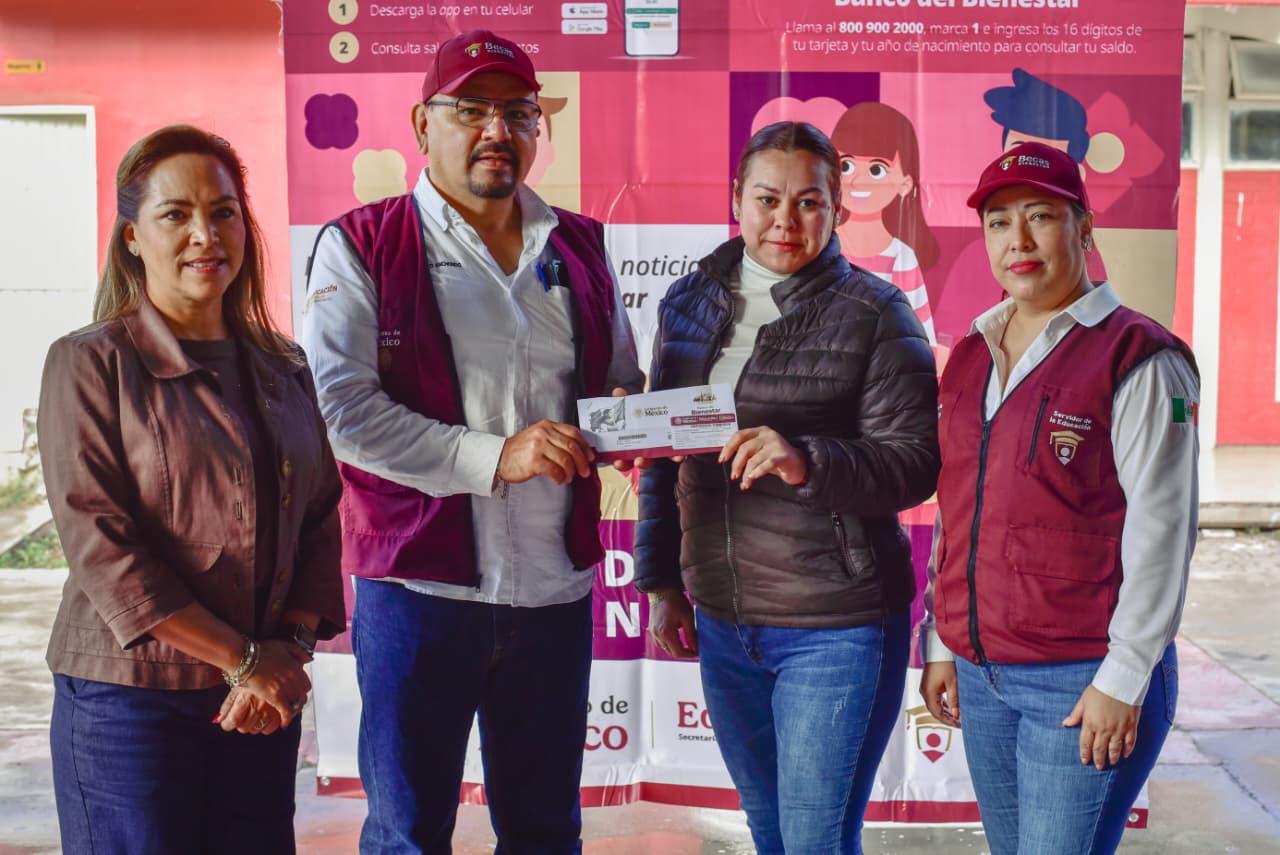 $!Avanza dispersión de la Beca Rita Cetina; entregan tarjetas a alumnos de la secundaria IMA en Los Mochis