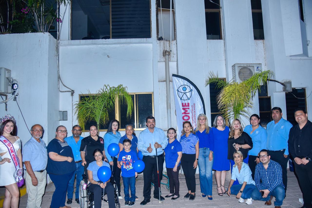 $!Palacio Municipal de Ahome se tiñe de color azul al promover la empatía y la inclusión social del espectro autista