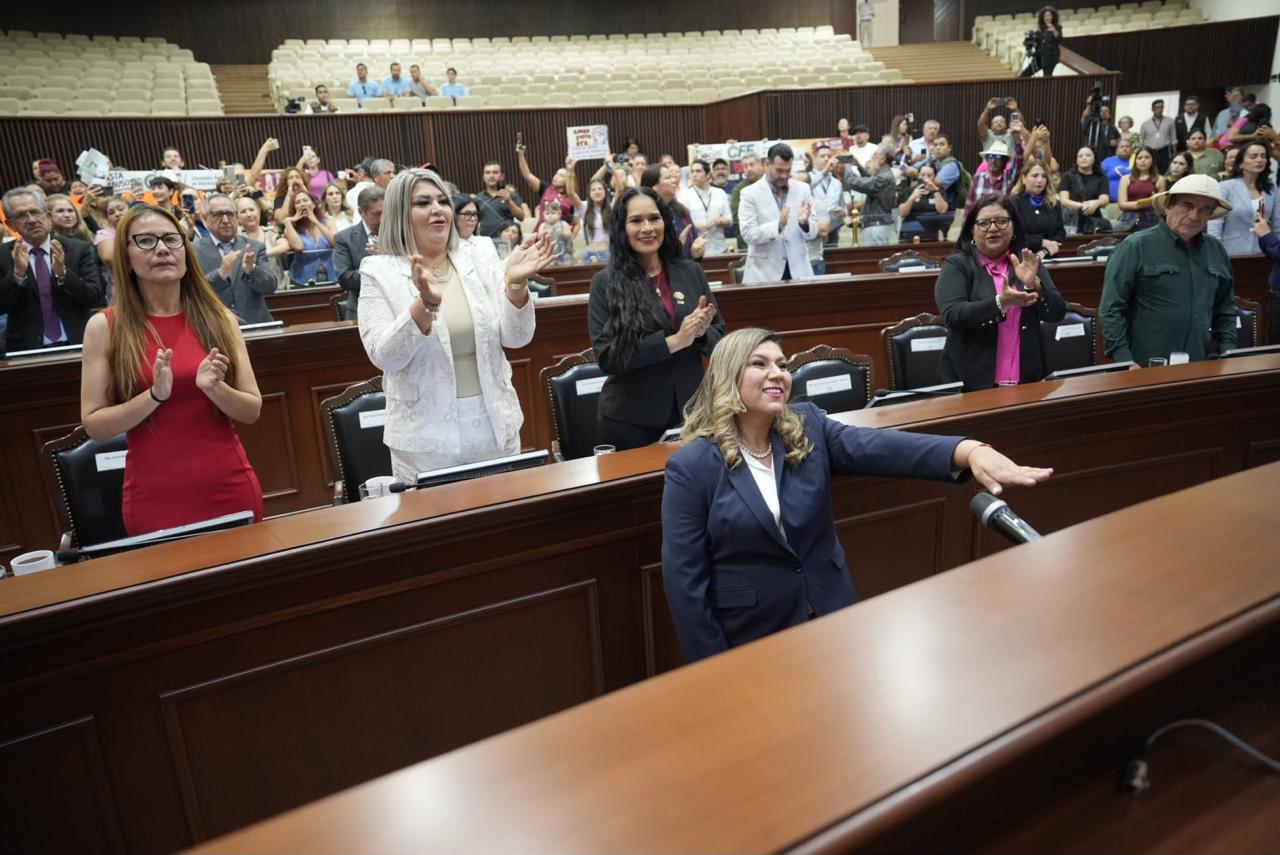 $!Toma de protesta de Diputada suplente de Tere Guerra queda opacada por manifestación contra altos cobros de CFE