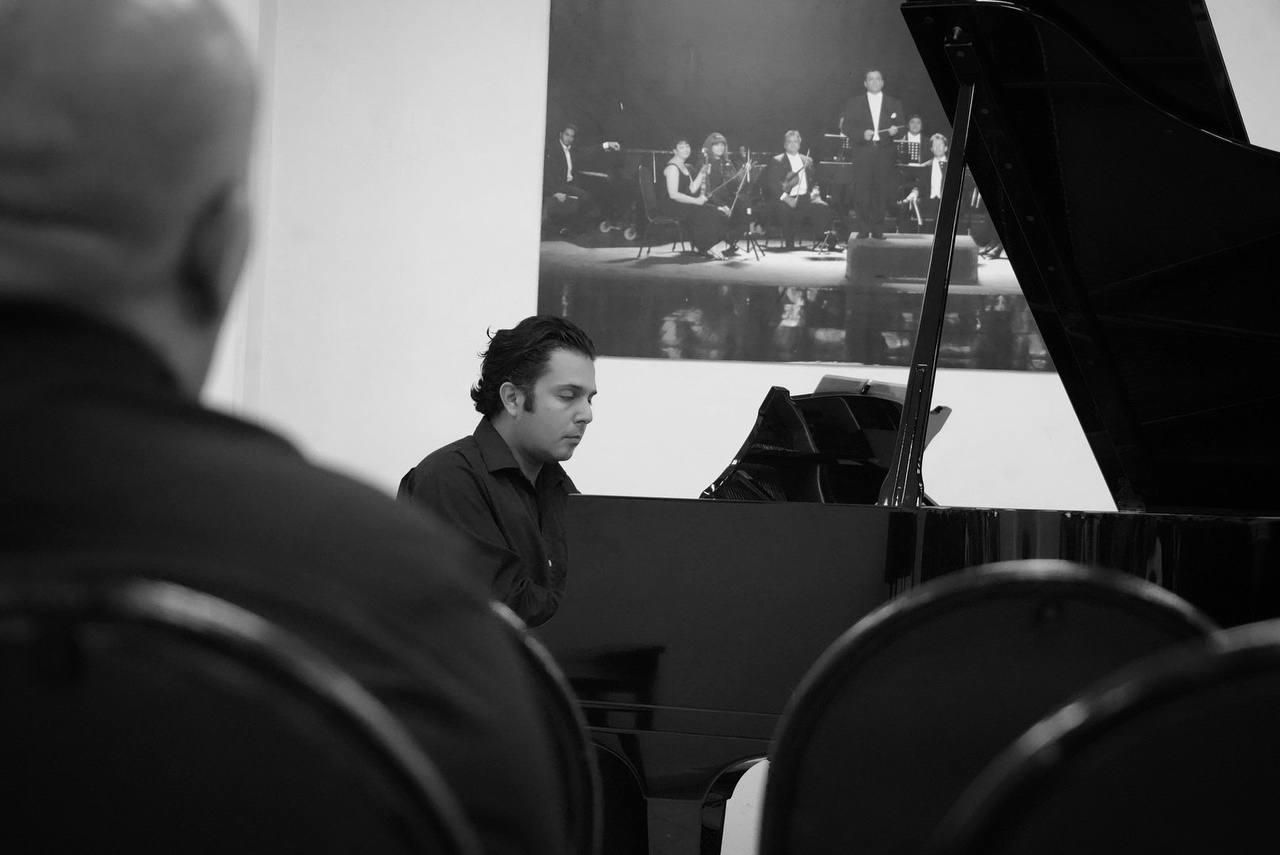 $!El maestro Miguel Rivera acompañó a los jóvenes al piano.