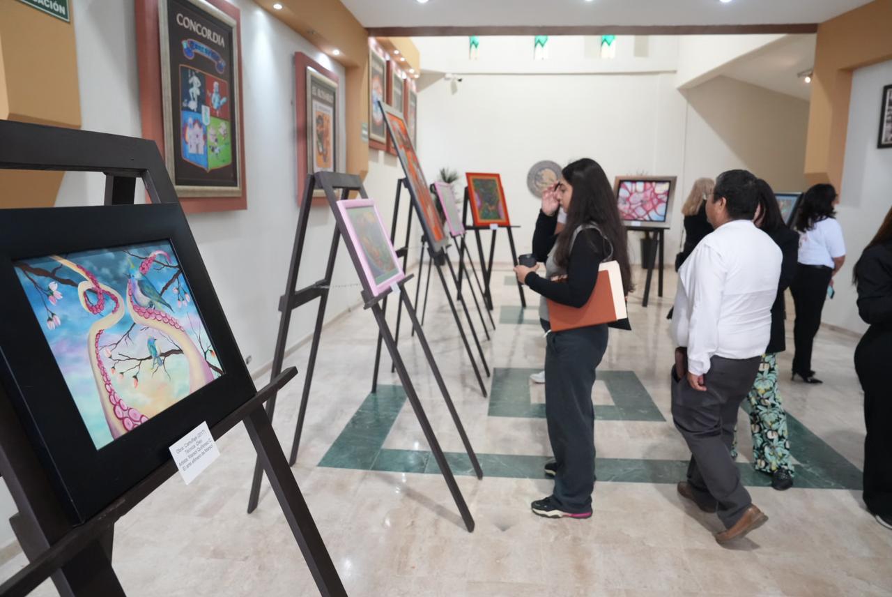 $!El público durante el recorrido por la muestra.