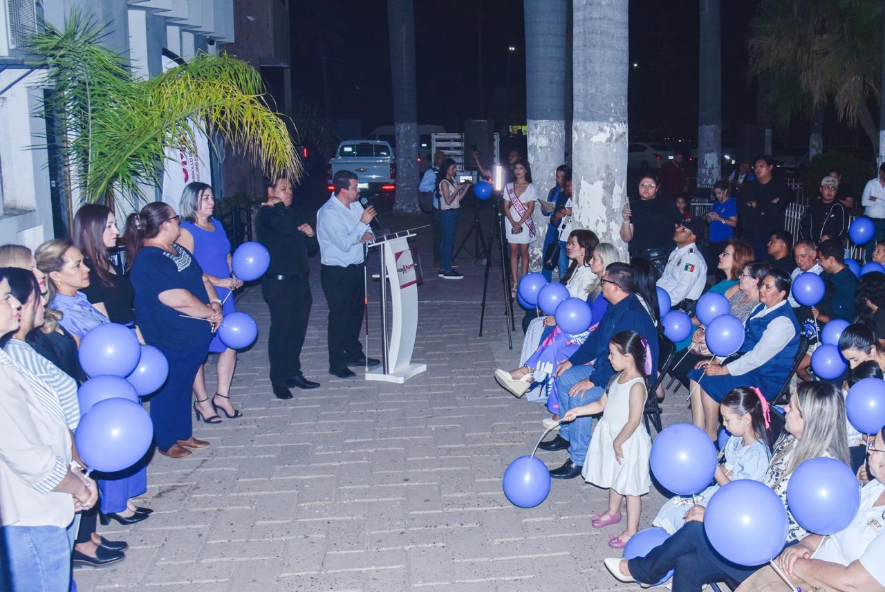 $!Palacio Municipal de Ahome se tiñe de color azul al promover la empatía y la inclusión social del espectro autista