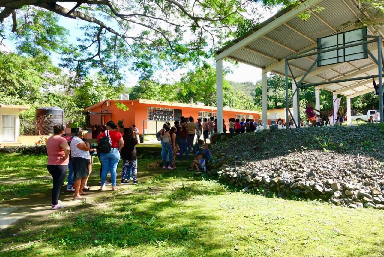 $!Sebides entrega apoyos en zona serrana de Rosario tras bloqueos comunitarios