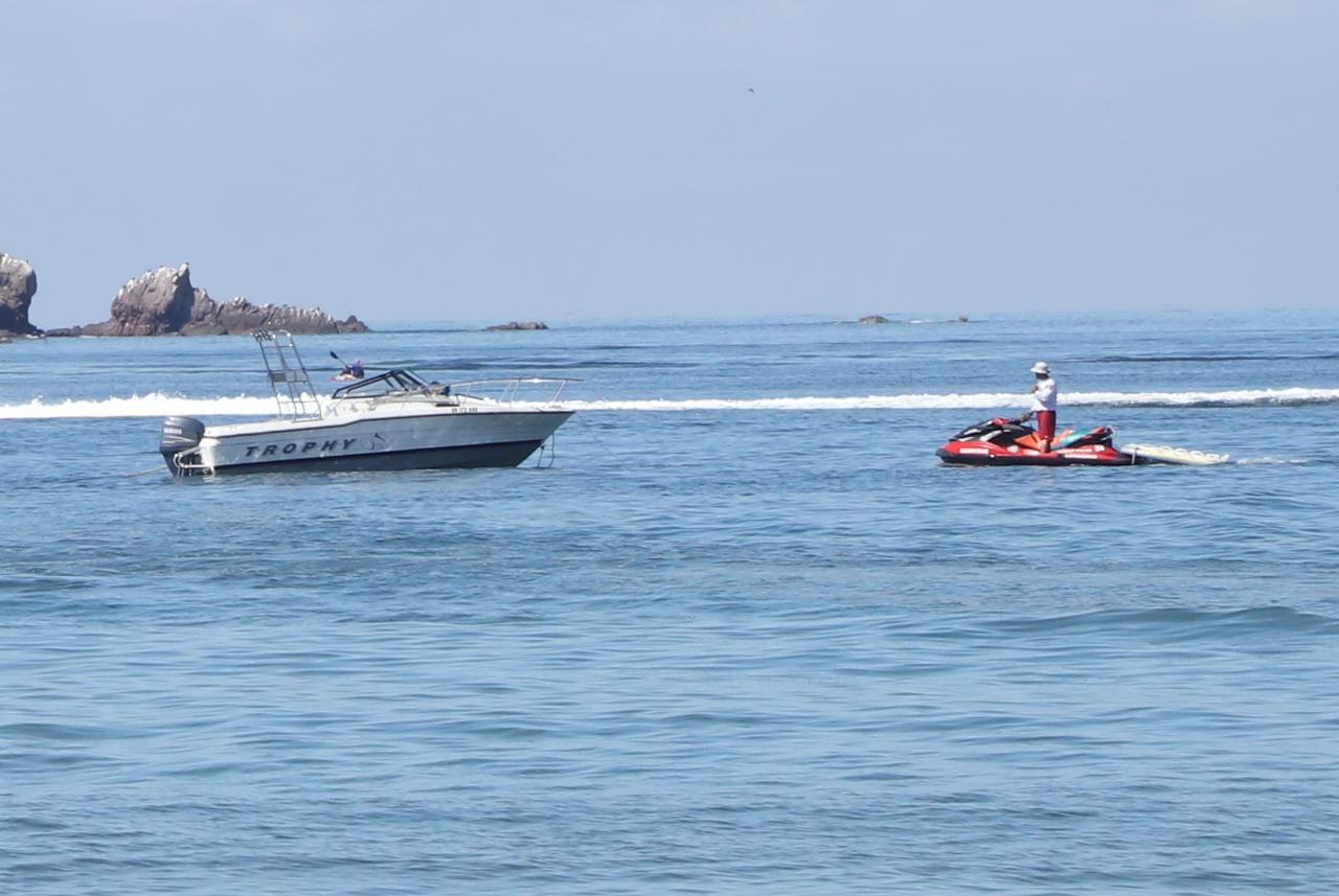 $!Simulan rescate por hundimiento de embarcación en Mazatlán