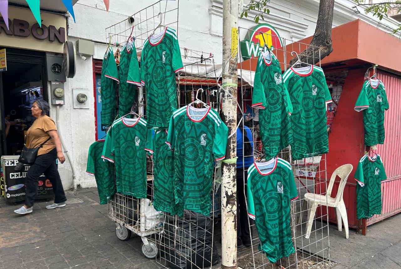 $!Fiebre mundialista dispara venta de playeras réplicas de la Selección Mexicana en Culiacán