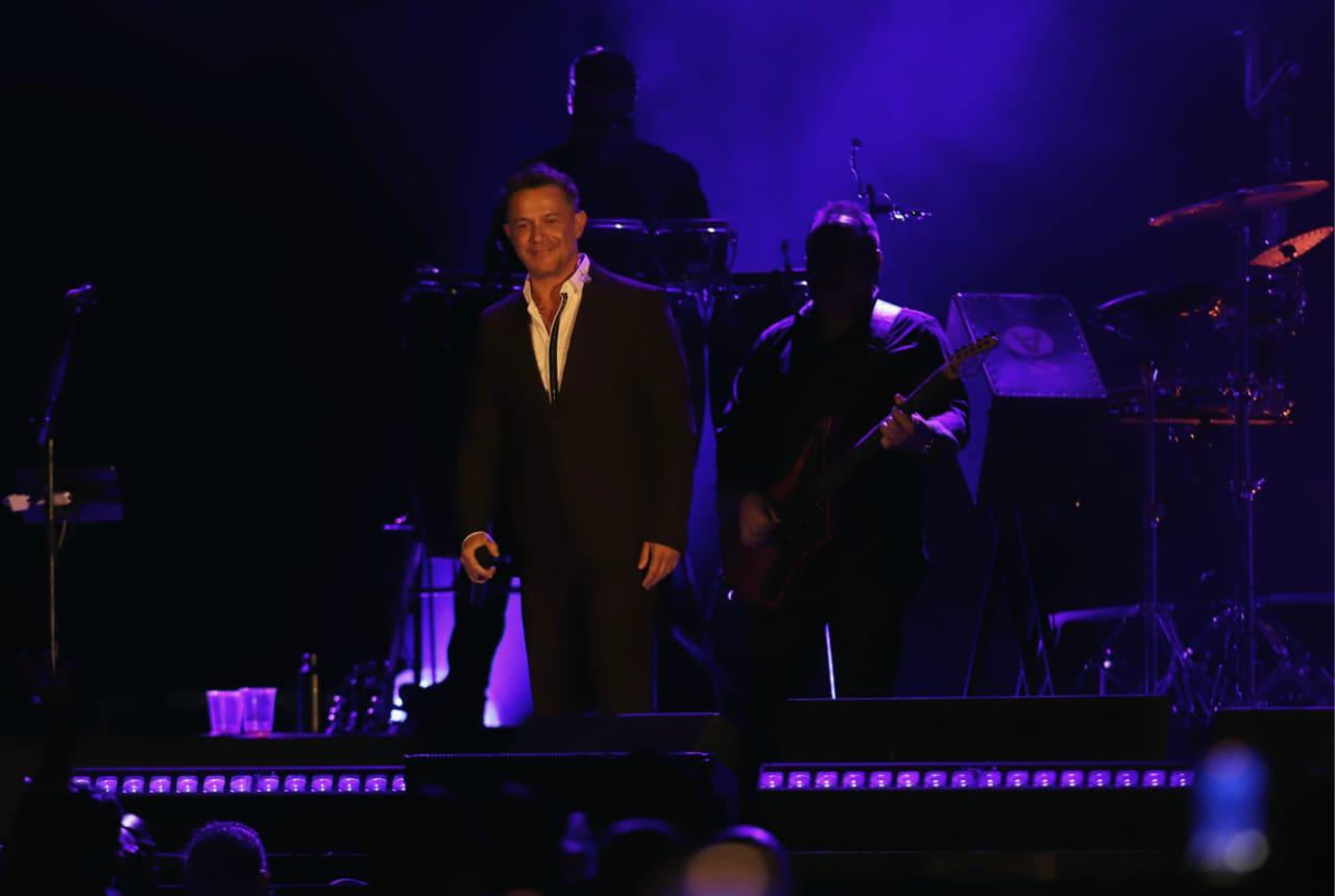 $!Alejandro Sanz abre su musical con la melodía ‘No es lo mismo’.