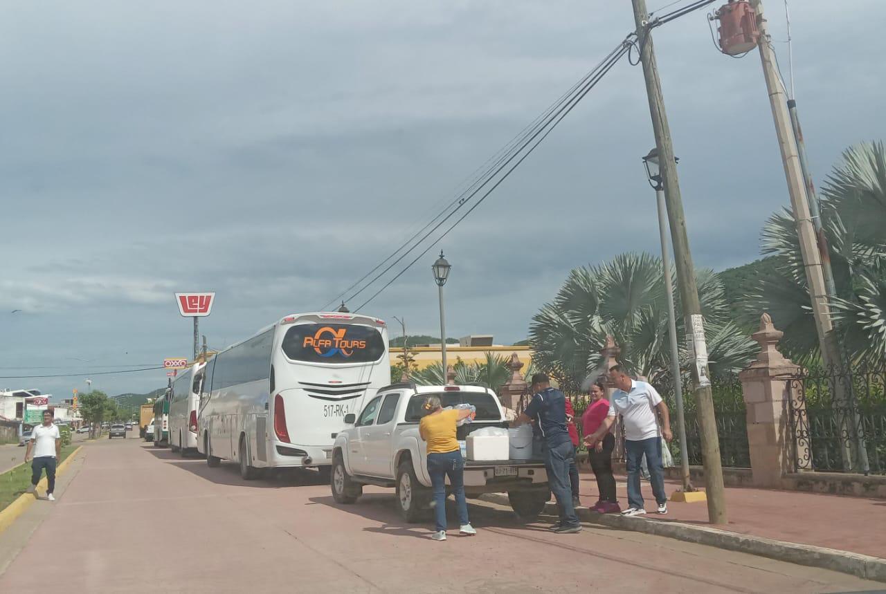 $!En Rosario, llegan camiones para movilizar personas a evento en Mazatlán de la Presidenta Sheinbaum