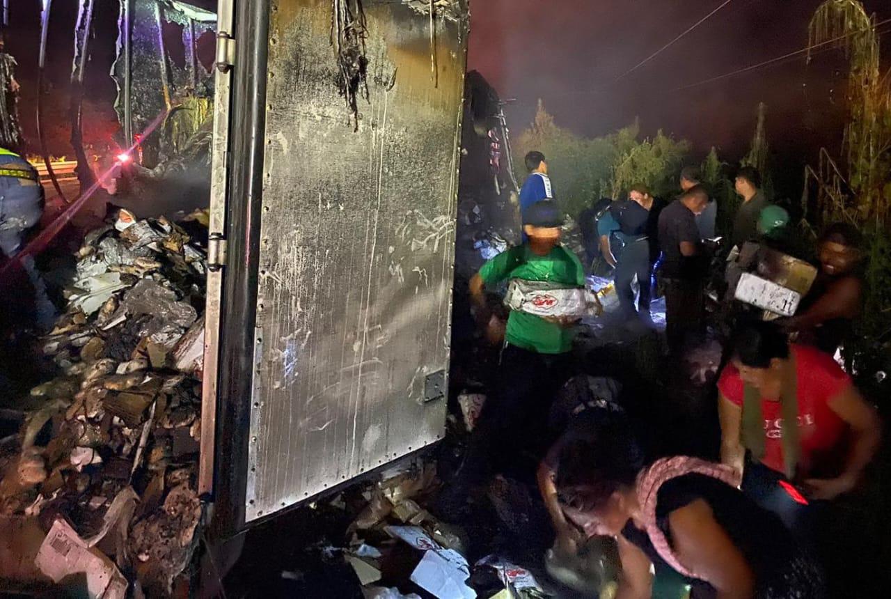 $!Incendio en tráiler provoca cierre de la autopista Durango-Mazatlán