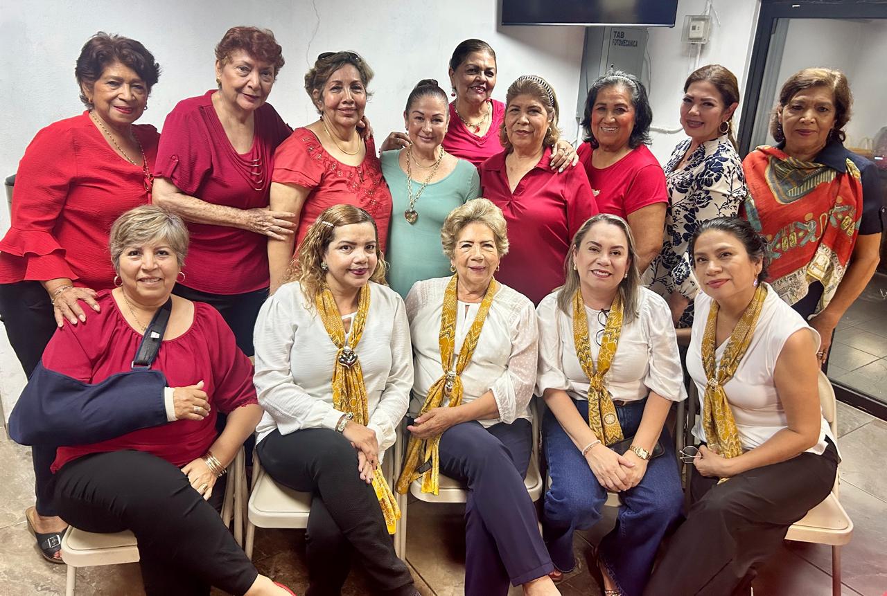 $!Las chicas de doctorado junto a las animadoras de la Unidad Noroeste.