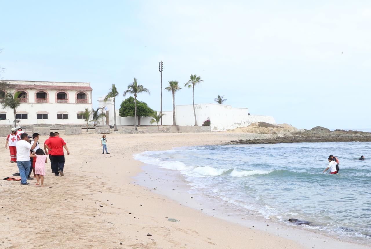 $!Mar de fondo provoca volcadura de lancha con alumnos de la Náutica en Mazatlán