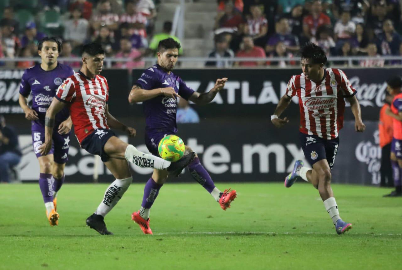 $!Mazatlán rescata el empate en un partido de locura y drama frente a las Chivas