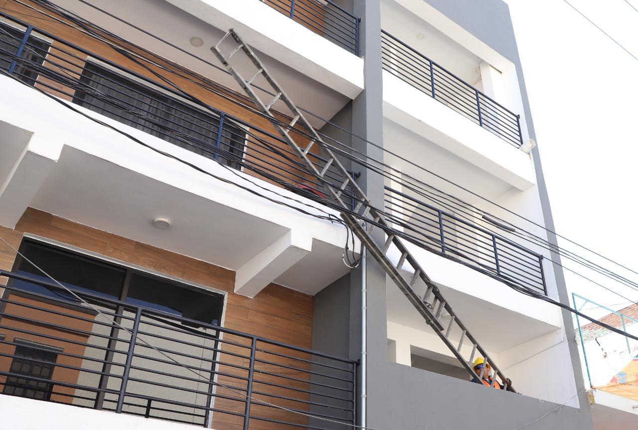 $!Trabajador recibe descarga eléctrica al tocar cables de alta tensión con escalera de aluminio, en el Centro de Mazatlán