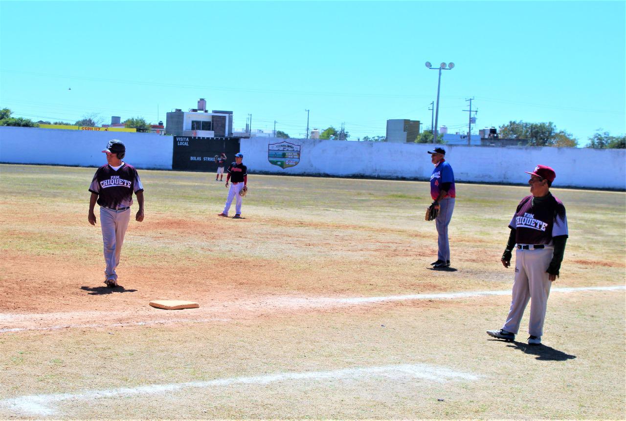 $!Familia Chiquete y Materiales Palomares van por el título del Beisbol Veteranos de Escuinapa