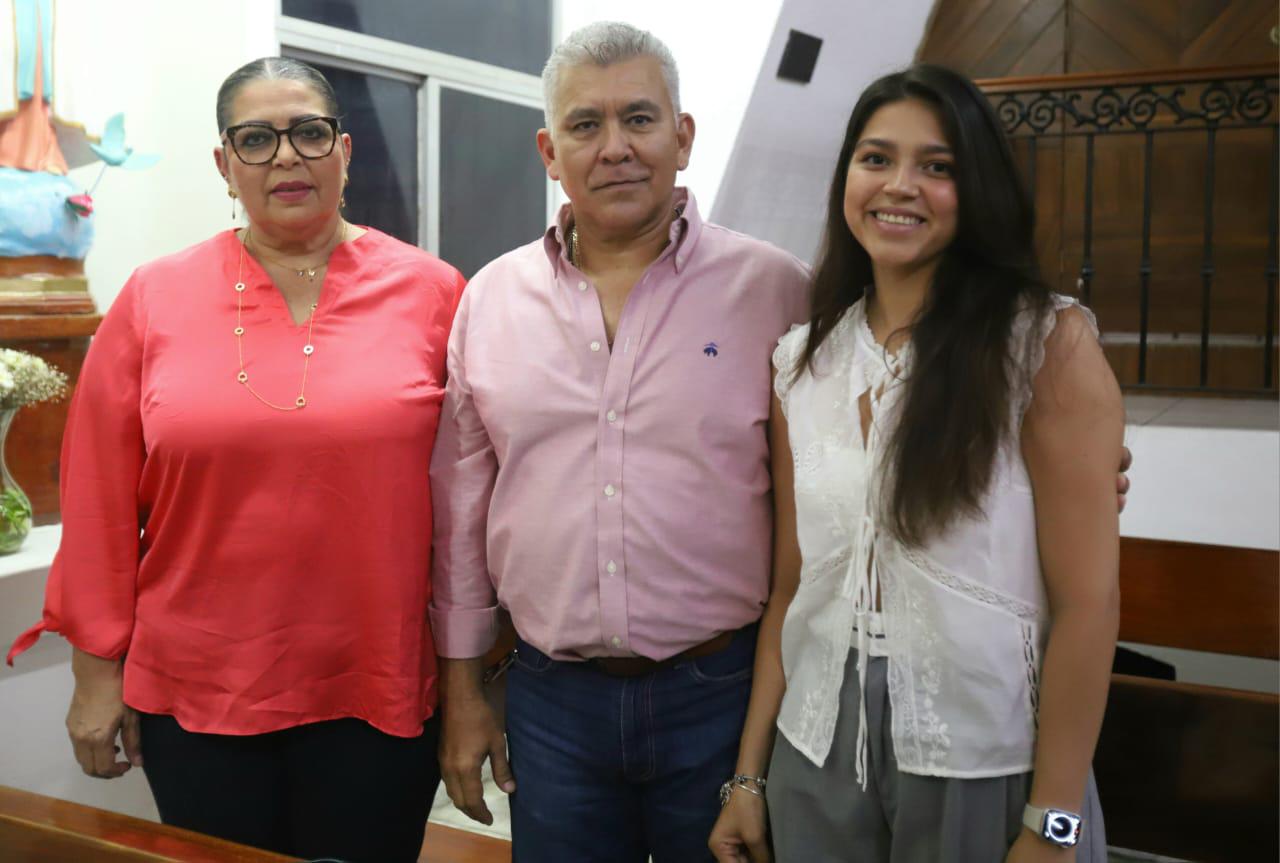 $!Carmen Díaz de Valdez y Jesús “Chino” Valdez junto a su hija Carmen.