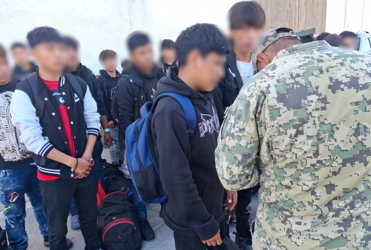 $!Rescatan a 28 menores trasladados ilegalmente en una embarcación cerca de Topolobampo