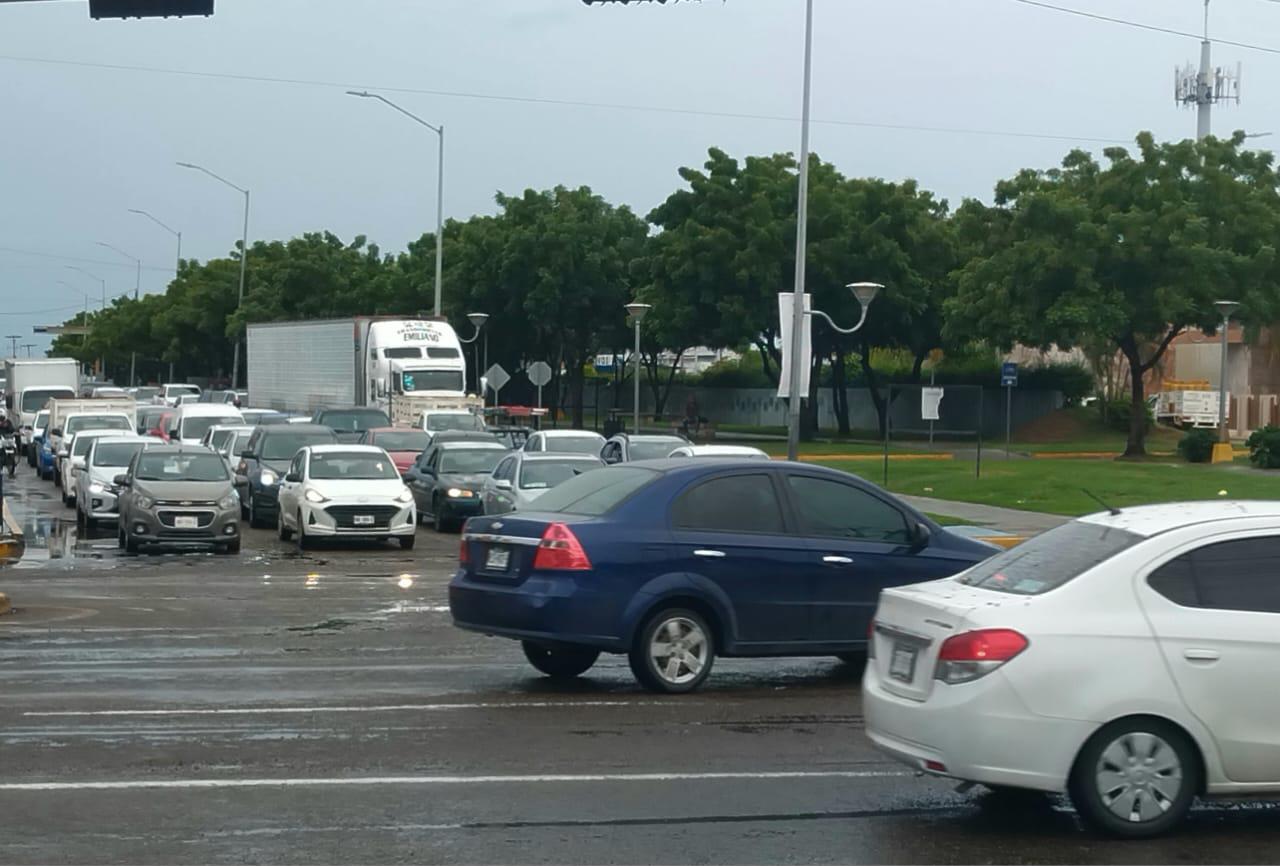 $!Obras en salida norte de Mazatlán generan caos vial y largas filas de tráfico