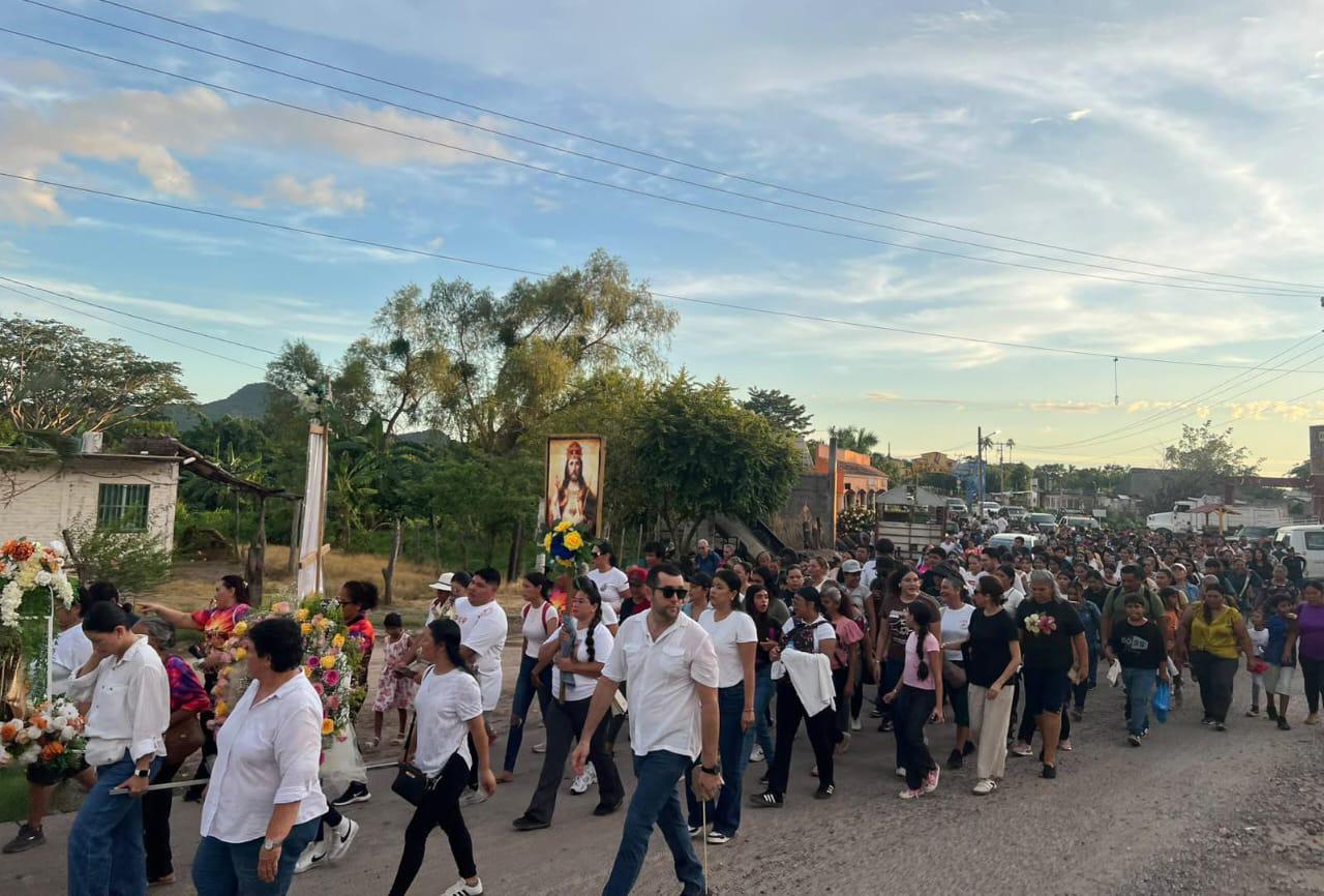 $!Pueblo de Agua Verde peregrina para agradecer la salud de joven y pedir paz a la Virgen del Rosario