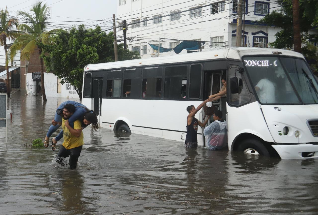 $!Se vara camión en avenida inundada y rescatan a pasajeros en Mazatlán