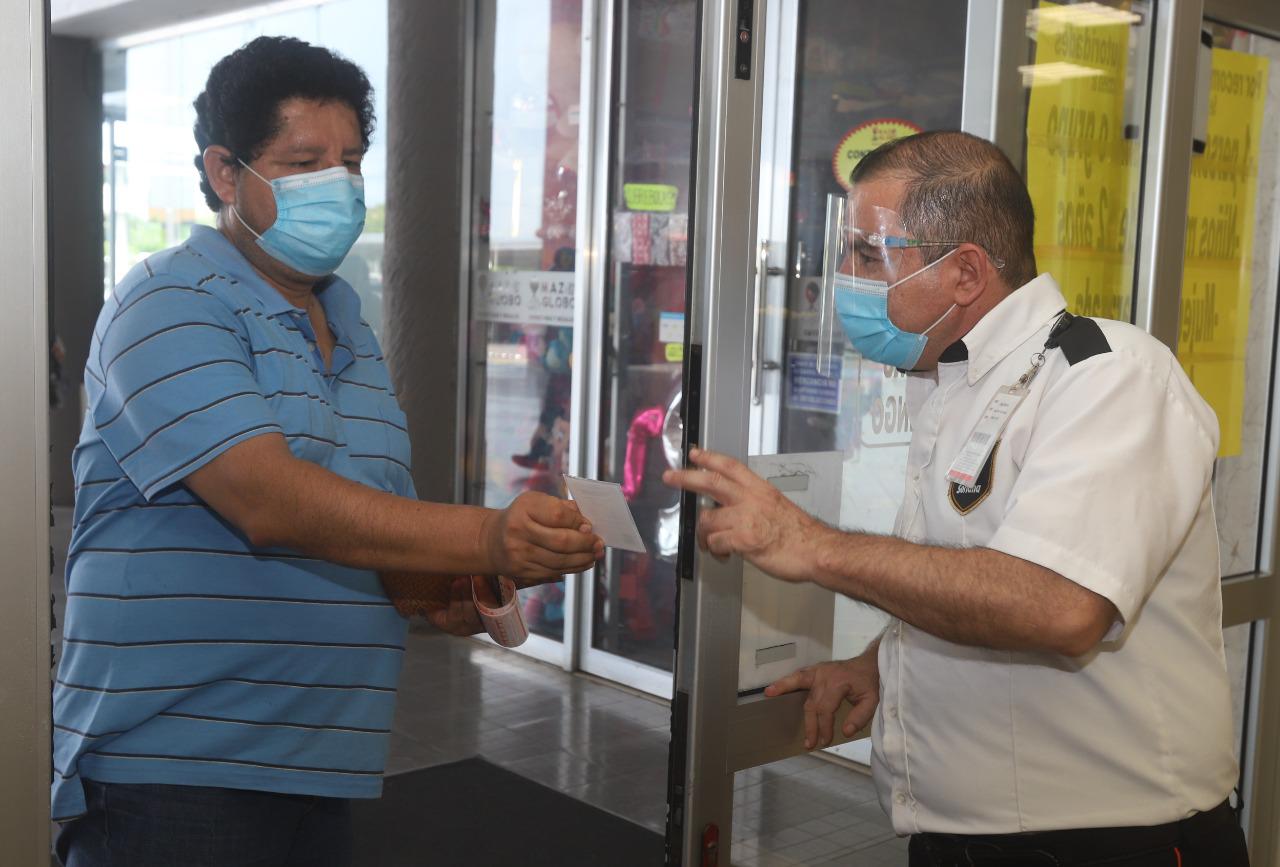 $!En Mazatlán, unos negocios sí piden certificado de vacunación, pero otros no