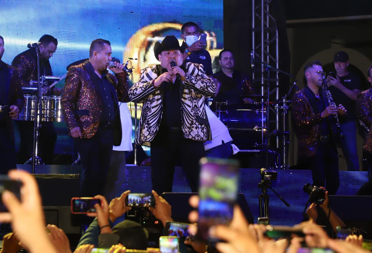 $!El Coyote y su Banda Tierra Santa arman la fiesta en Olas Altas