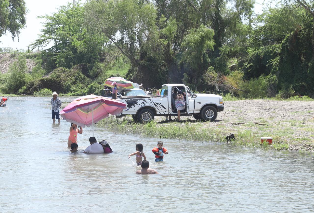 $!Huyen mazatlecos del calor y disfrutan del día en El Magistral y el Presidio