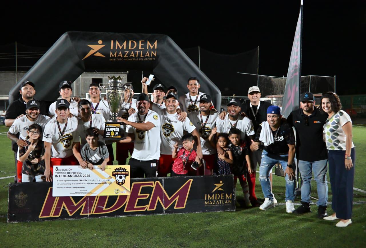 $!Panaderos hace la hombrada, pero Xomir se corona bicampeón del Intercanchas