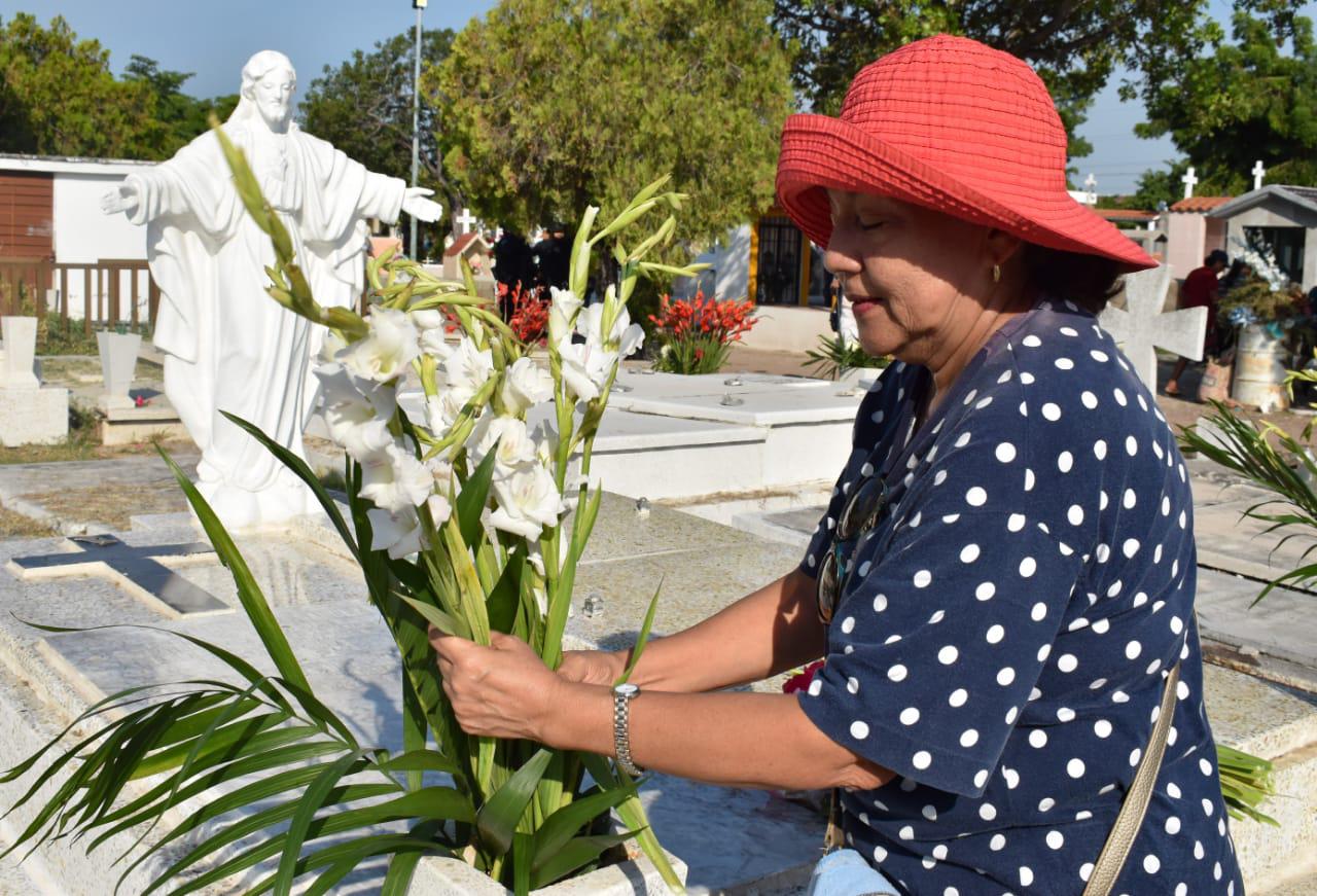 $!‘Siempre los recuerda uno’, familiares acuden a panteones de Mazatlán a pasar el día con sus seres queridos