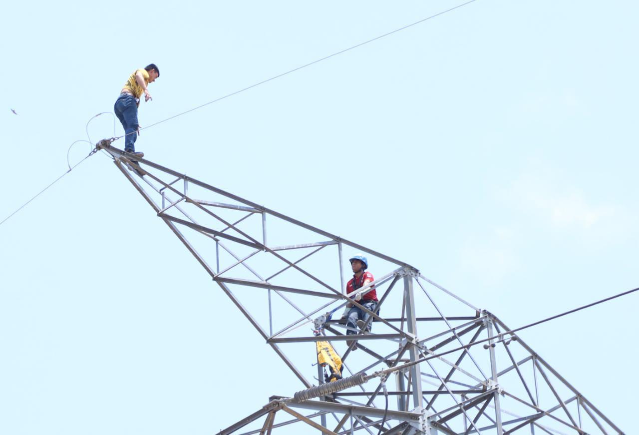 $!Hombre sube a torre de la CFE en Villa Unión; ponen brincolines por si se arroja