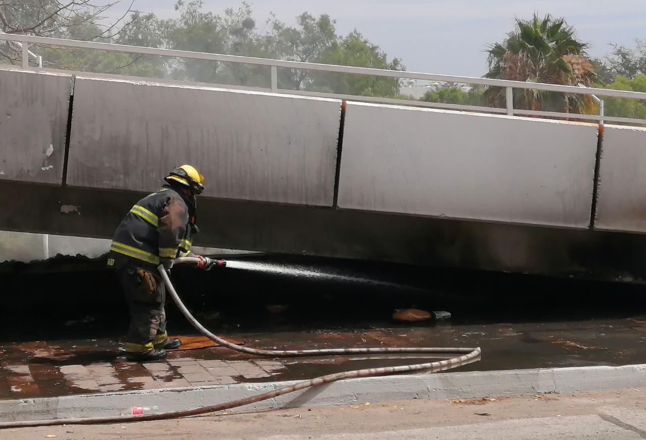 $!Se registra incendio bajo puente del malecón viejo, en Culiacán