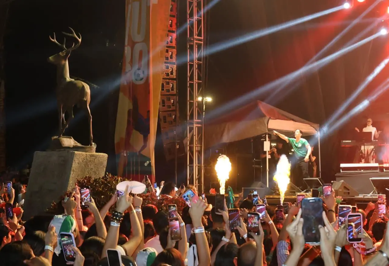 $!Guaynaa ‘arma’ la fiesta en Olas Altas y pone a bailar a Mazatlán