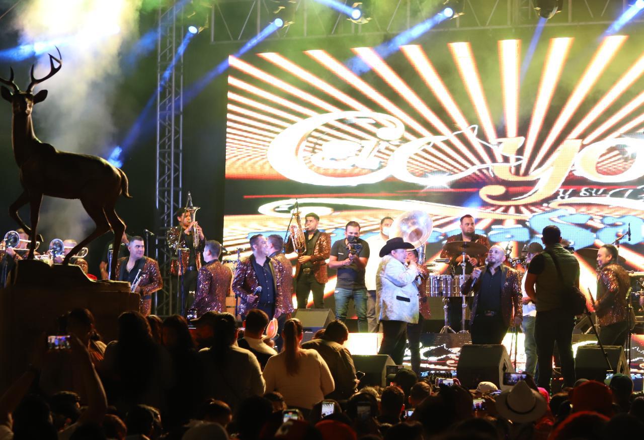 $!El Coyote y su Banda Tierra Santa arman la fiesta en Olas Altas