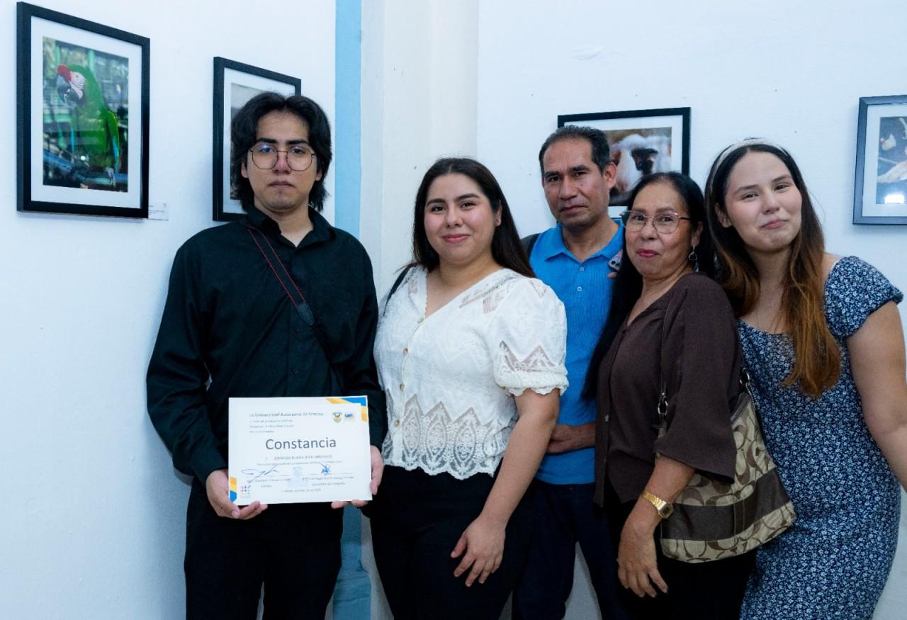 $!Uno de los artistas acompañado por su famila.