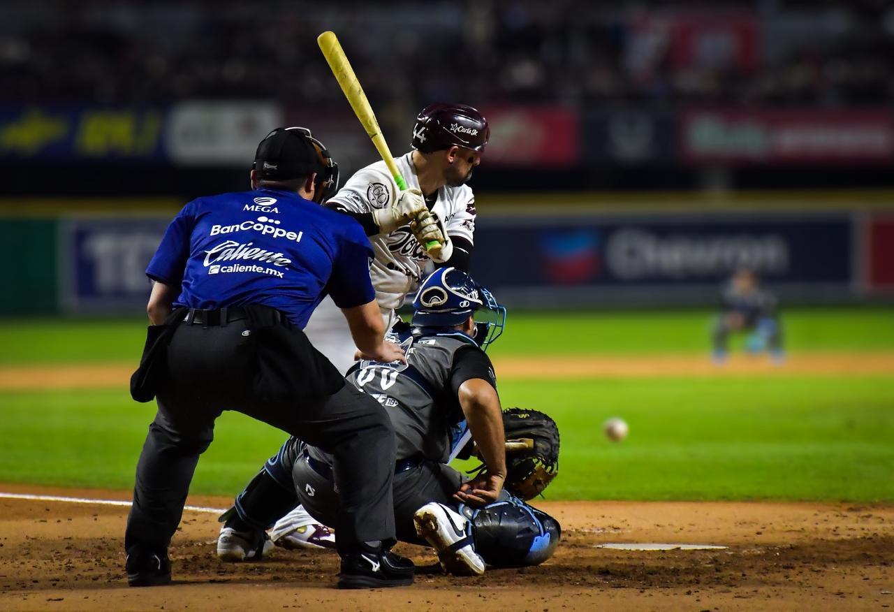$!Tomateros de Culiacán pega de nuevo y queda a dos triunfos de la final de la LMP