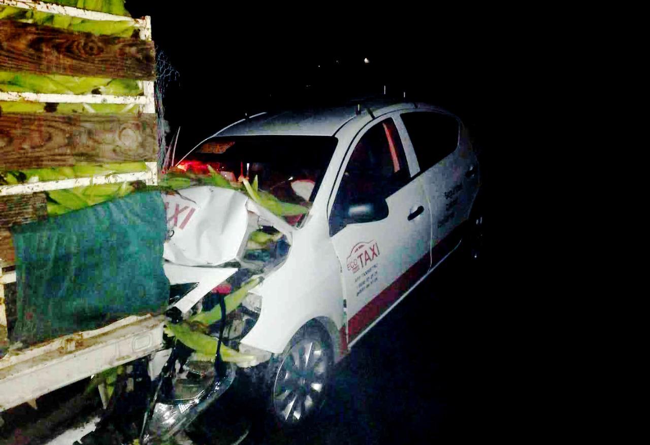 $!Taxista queda prensado en choque en la Internacional, al sur de Mazatlán