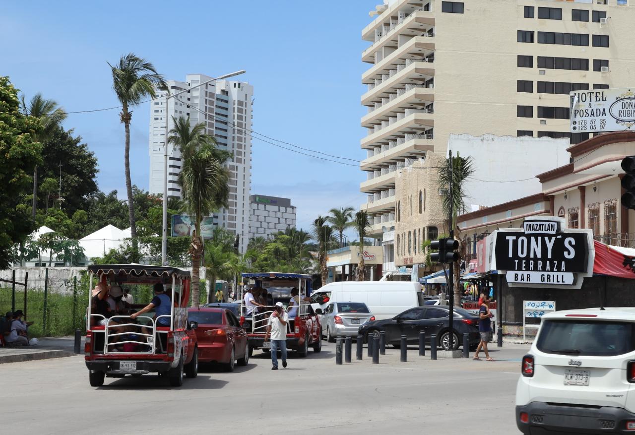 $!Tráfico vial satura avenidas de la Zona Dorada en Mazatlán