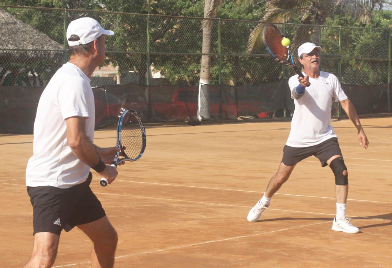 $!Suman triunfo Medrano y Milán en el Torneo de Tenis del Día del Padre
