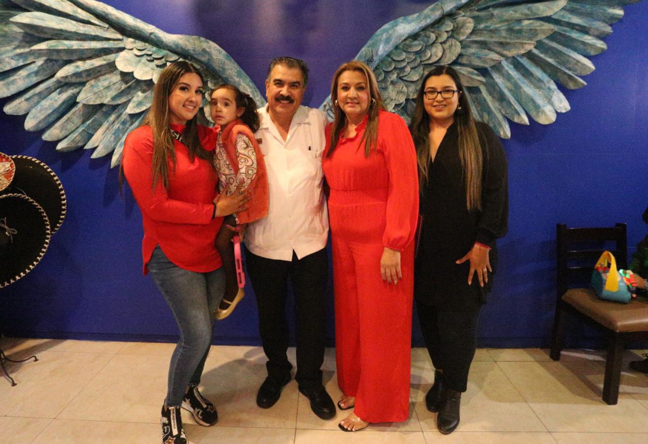 $!La familia Morales fue la anfitriona de la velada.