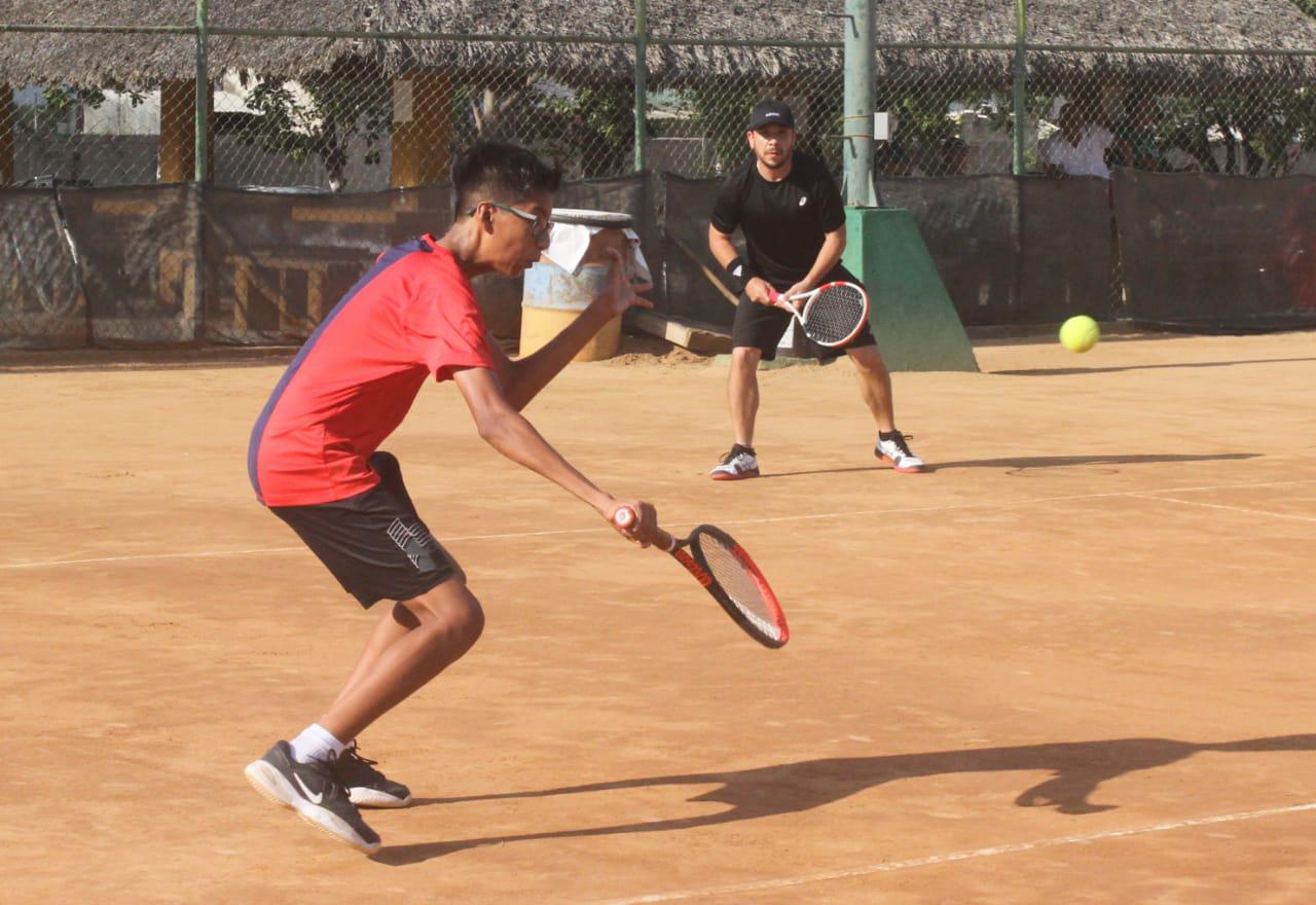 $!Suman triunfo Medrano y Milán en el Torneo de Tenis del Día del Padre