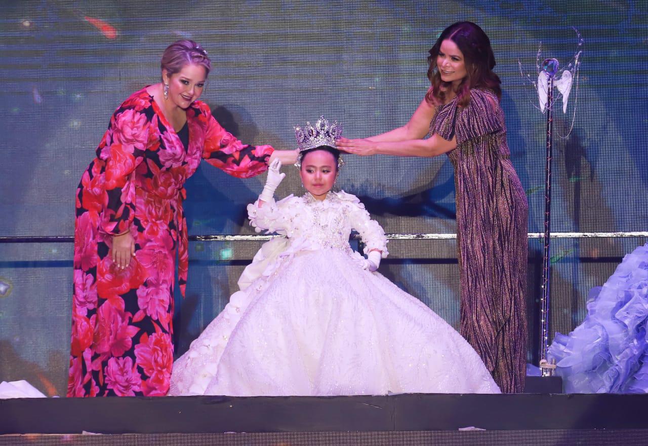 $!Eneyda Rocha y Gabriela Peña Chico, presidentas del DIF Estatal y Municipal, respectivamente, coronan a Scaleth I, como Reina Infantil del Carnaval 2022.