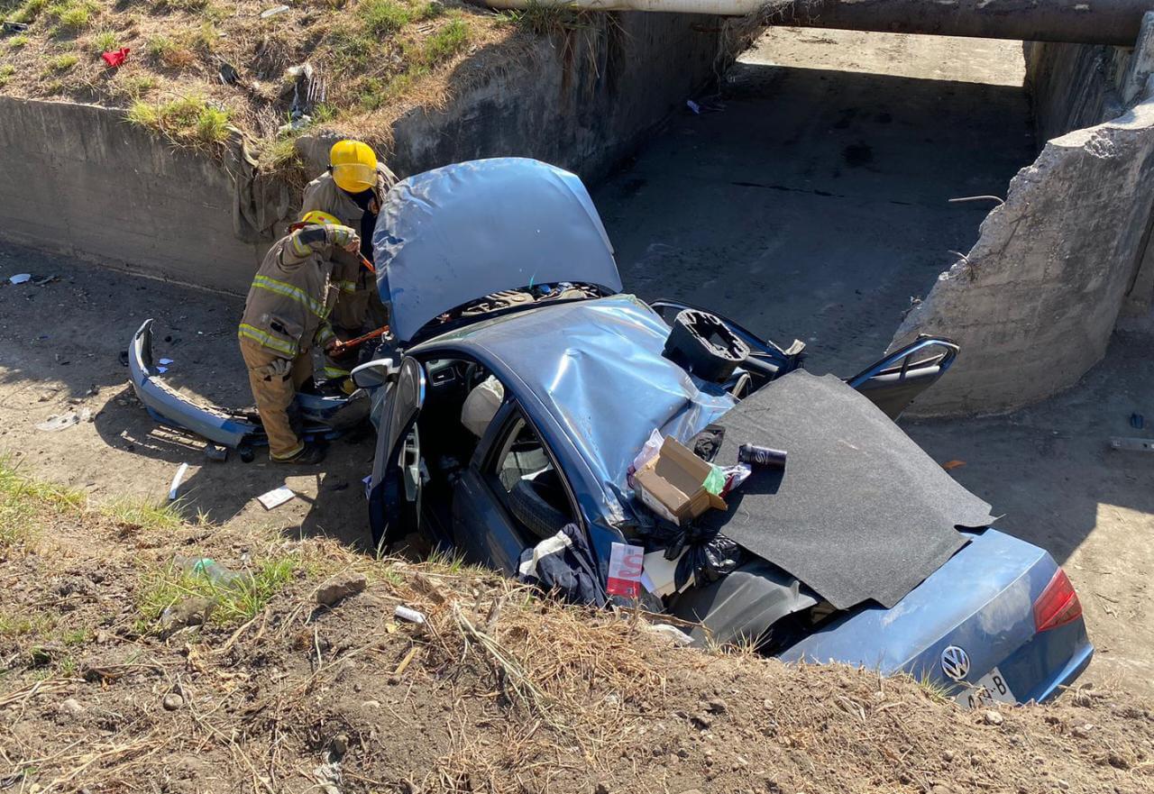 $!Automóvil derriba luminaria y cae a canal pluvial en Mazatlán