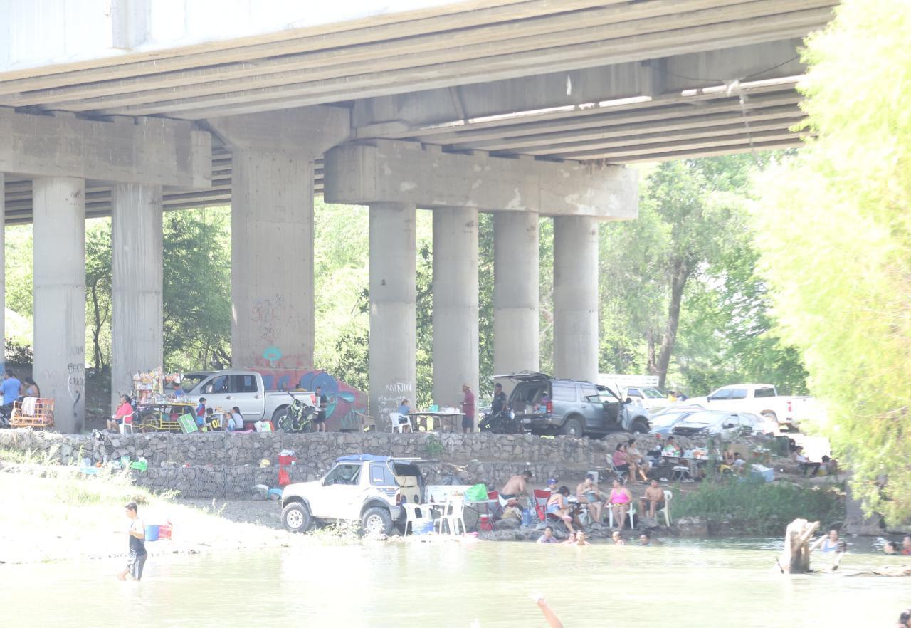 $!Huyen mazatlecos del calor y disfrutan del día en El Magistral y el Presidio