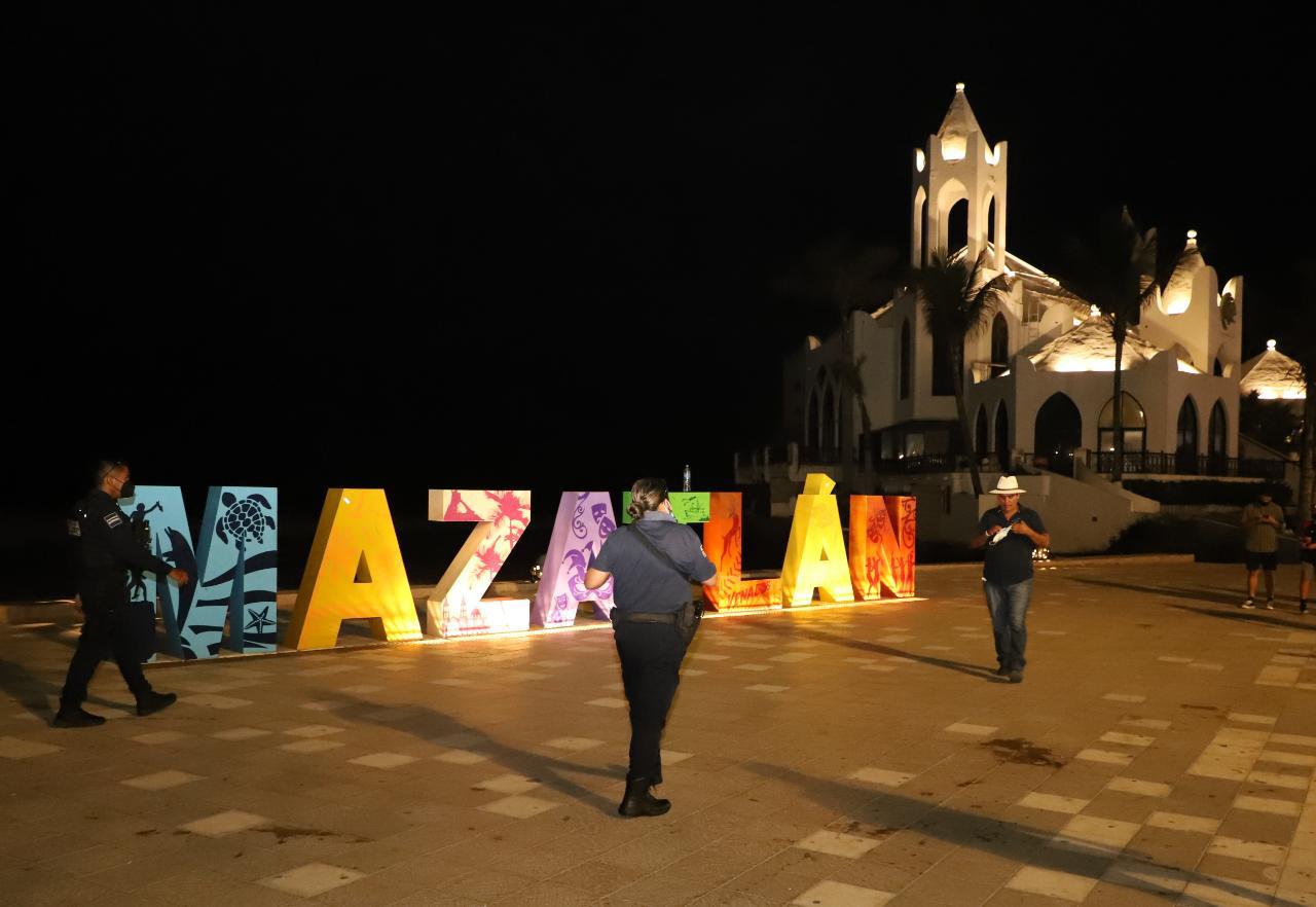 $!Para evitar aglomeraciones, cierran de noche parador fotográfico de Mazatlán
